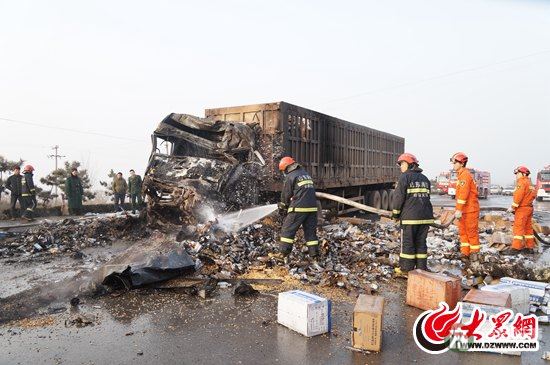 消防官兵對起火車輛進(jìn)行滅火降溫