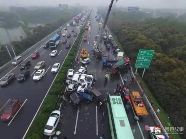 行車記錄儀視頻曝光！滬蓉高速25車連環(huán)相撞原因找到了